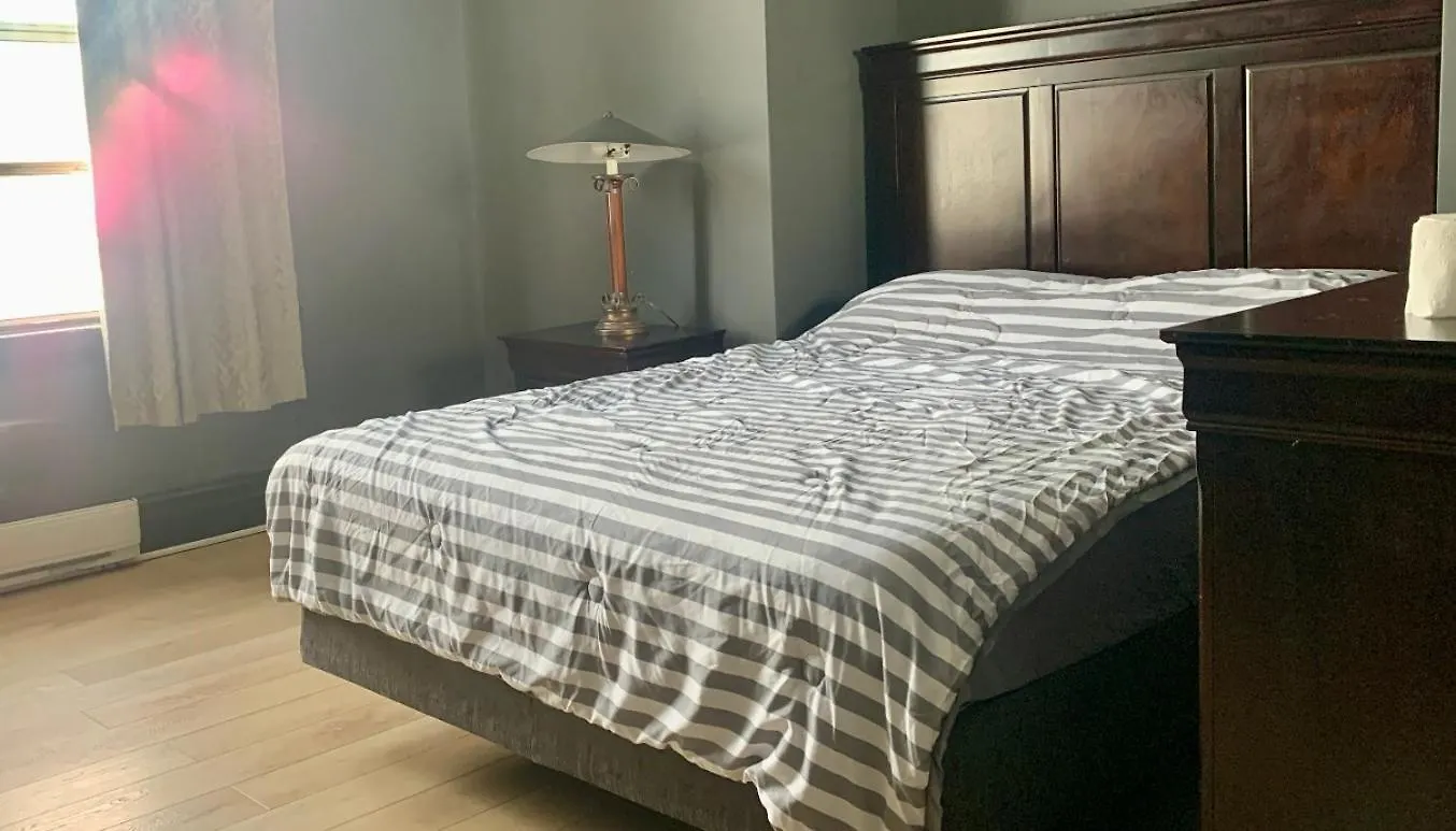 Centrally Located Blue House Halifax 0*,