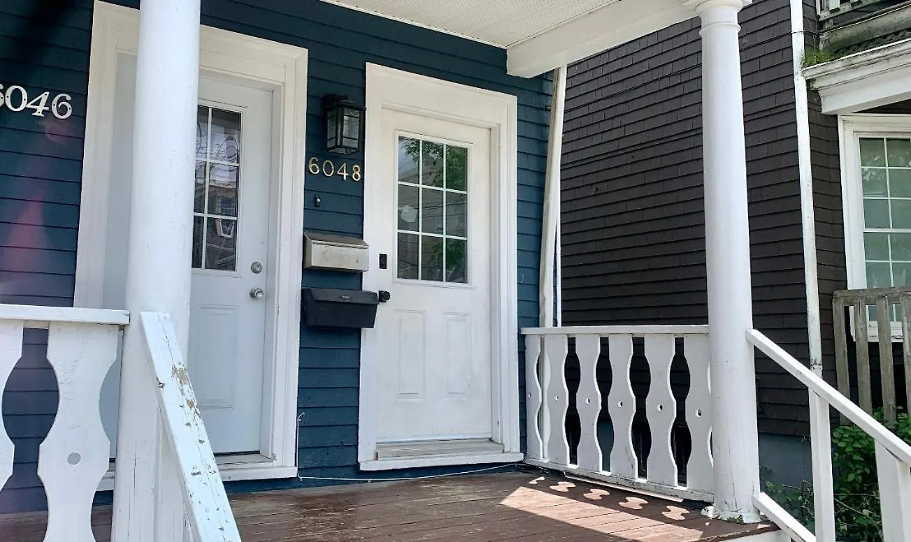 Centrally Located Blue House Halifax Apartament